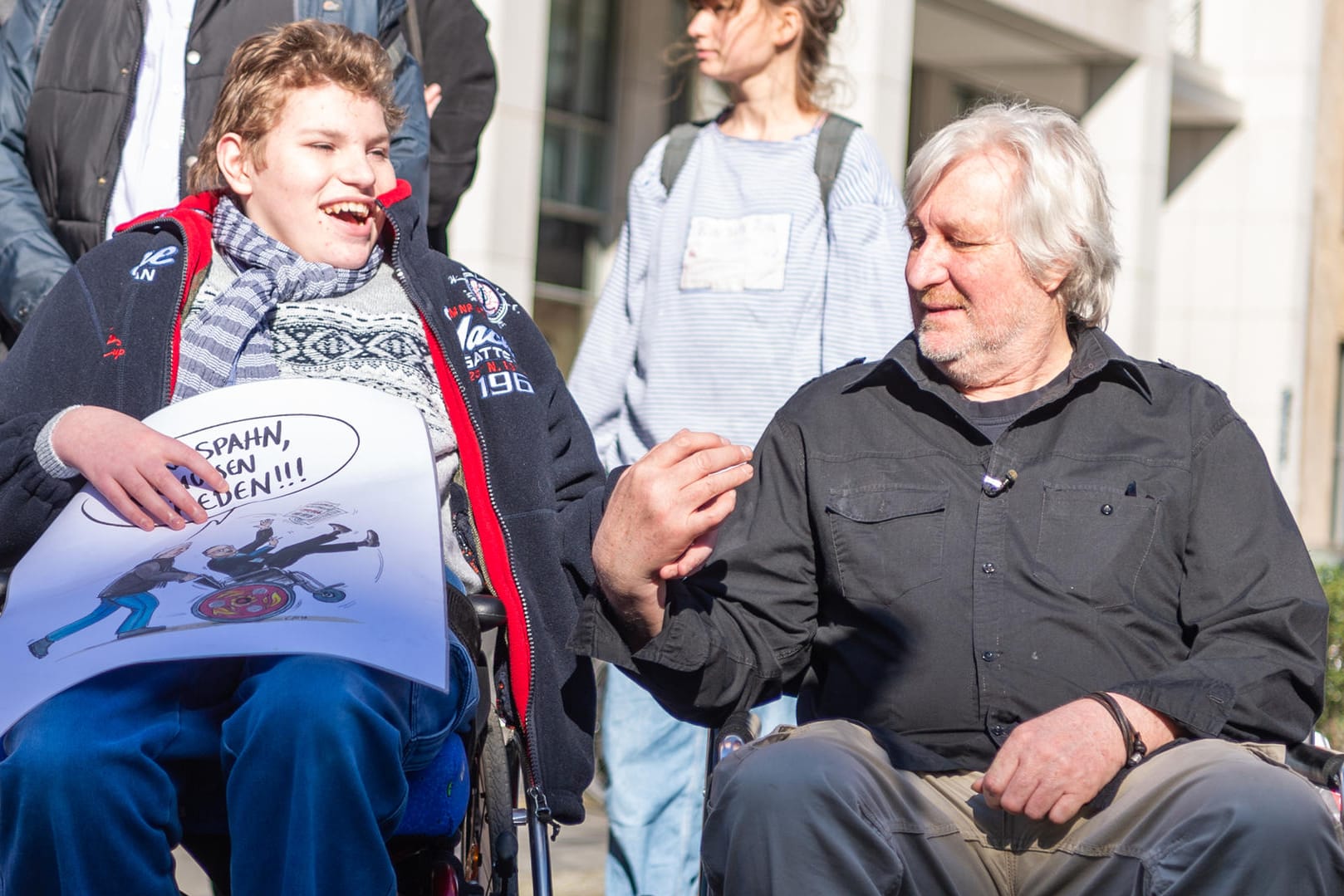 Nico und Vater Arnold Schnittger sitzen vor dem Gesundheitsministerium: Der pflegende Vater möchte auf Missstände in der Pflege aufmerksam machen.