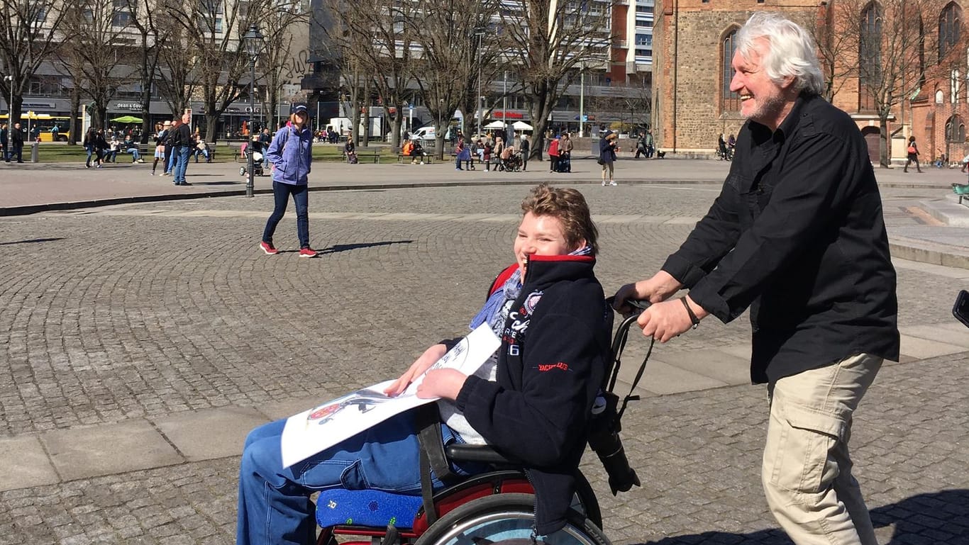 Arnold Schnittger schiebt seinen Sohn Nico Richtung Brandenburger Tor: Er erhofft sich für ihn eine bessere Zukunft.
