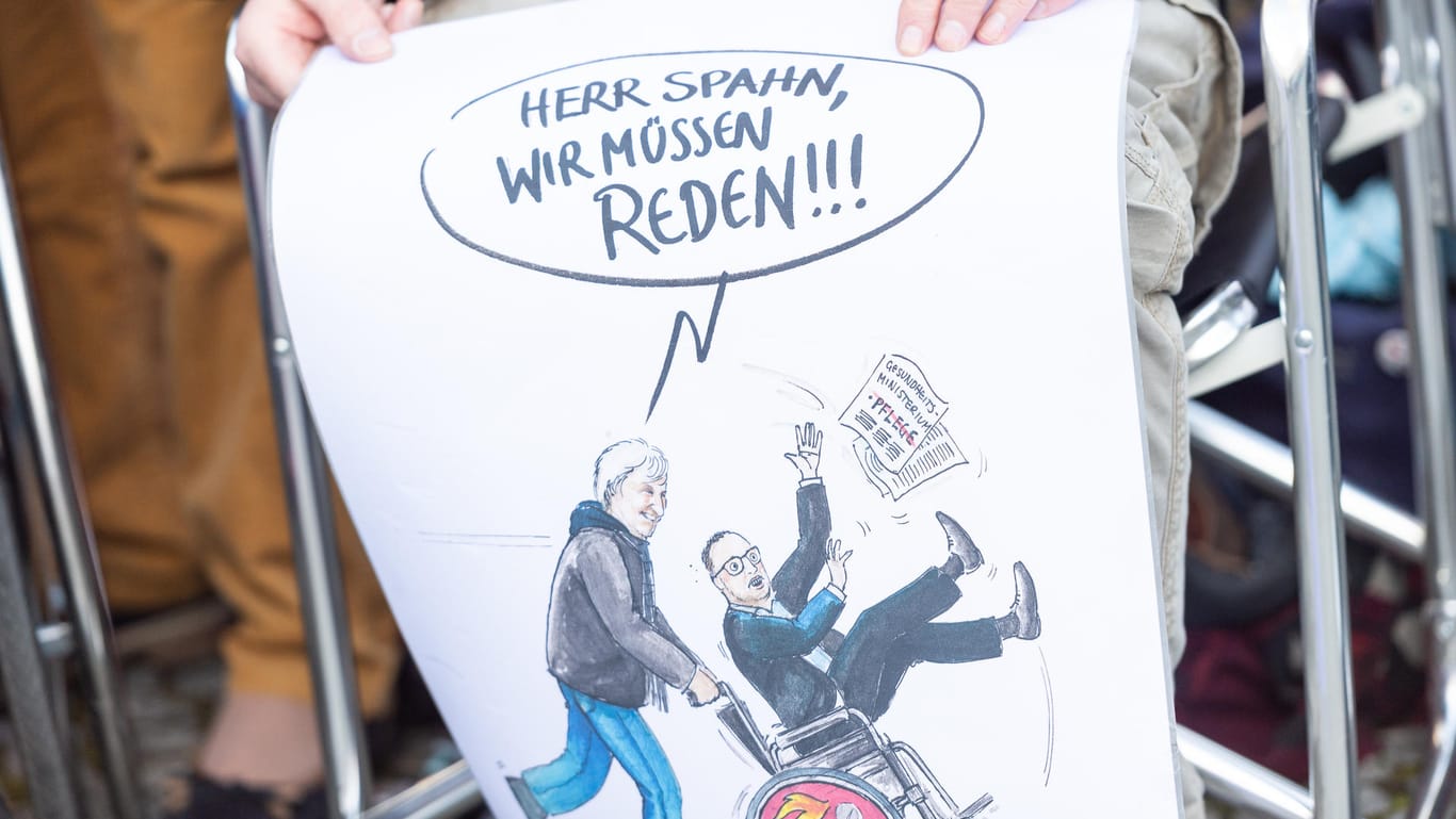 Arnold Schnittger hält sein Plakat mit der Aufschrift "Herr Spahn, wir müssen reden": Das Plakat begleitete den pflegenden Vater von Hamburg nach Berlin.
