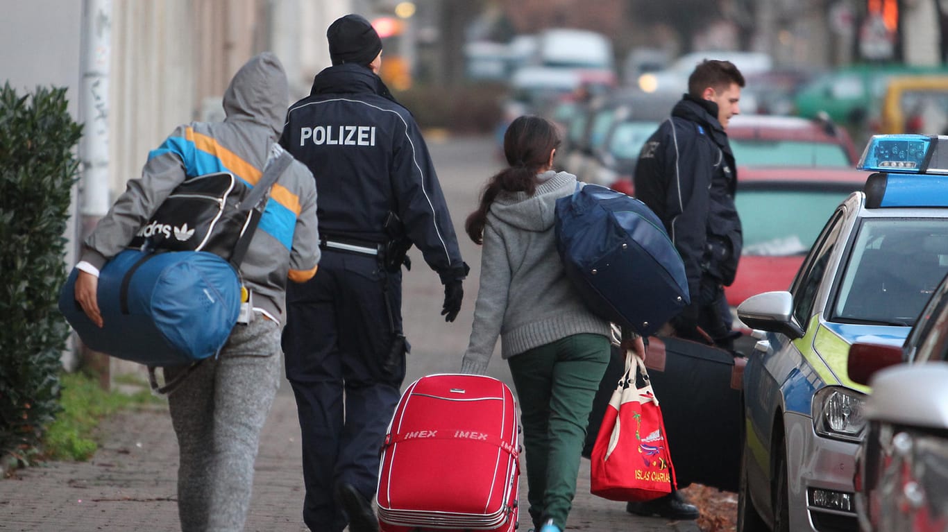 Abgelehnte Asylbewerber werden zum Flughafen gebracht: Jeder vierte gefährliche Islamist kommt als Asylbewerber nach Deutschland.
