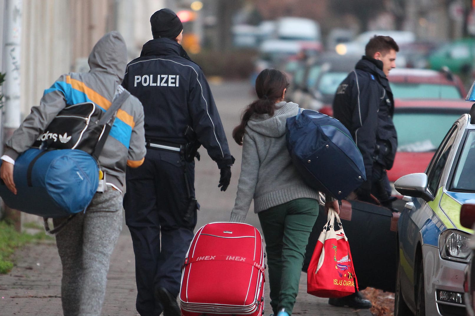 Abgelehnte Asylbewerber werden zum Flughafen gebracht: Jeder vierte gefährliche Islamist kommt als Asylbewerber nach Deutschland.