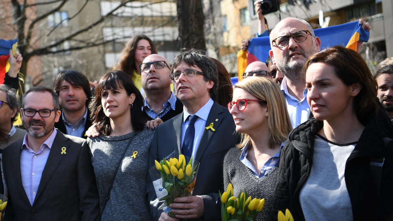 Carles Puigdemont mit Unterstützern in Berlin: Zuvor hatte der ehemalige katalanische Regionalpräsident in der deutschen Hauptstadt eine Pressekonferenz abgehalten.