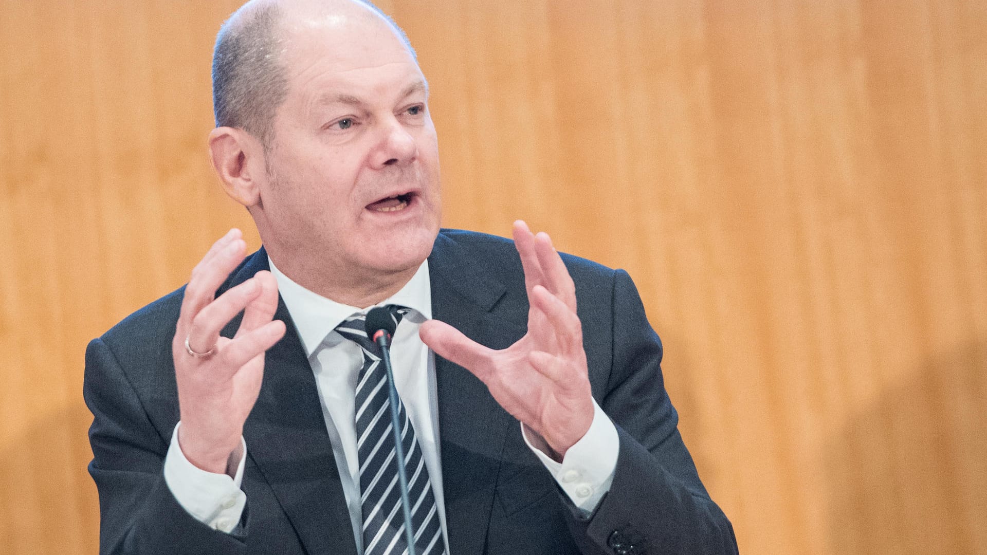 Finanzminister Olaf Scholz (SPD): Er kann sich über eine rasch sinkende Staatsverschuldung freuen. Finanzminister Olaf Scholz (SPD): Er kann sich über eine rasch sinkende Staatsverschuldung freuen.