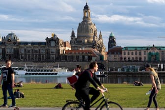 Fahrradfahrer und Skater genießen das frühlingshafte Wetter am Elbufer in Dresden: Der Frühling kehrt in Deutschland ein.
