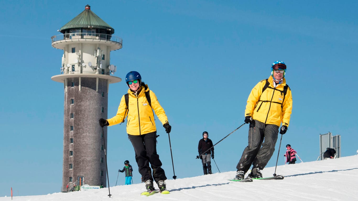 Skifahrer genießen bei frühlingshaftem Wetter eine Abfahrt: Auf dem Feldberg in Baden-Württemberg liegt noch Schnee.
