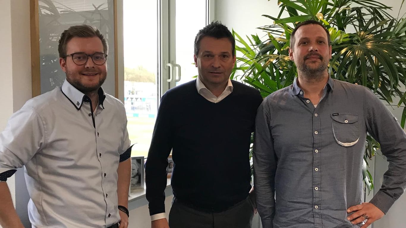 Schalke-Manager Christian Heidel empfing die t-online.de-Reporter Florian Wichert (l.) und Guido Heisterkamp in seinem Büro.
