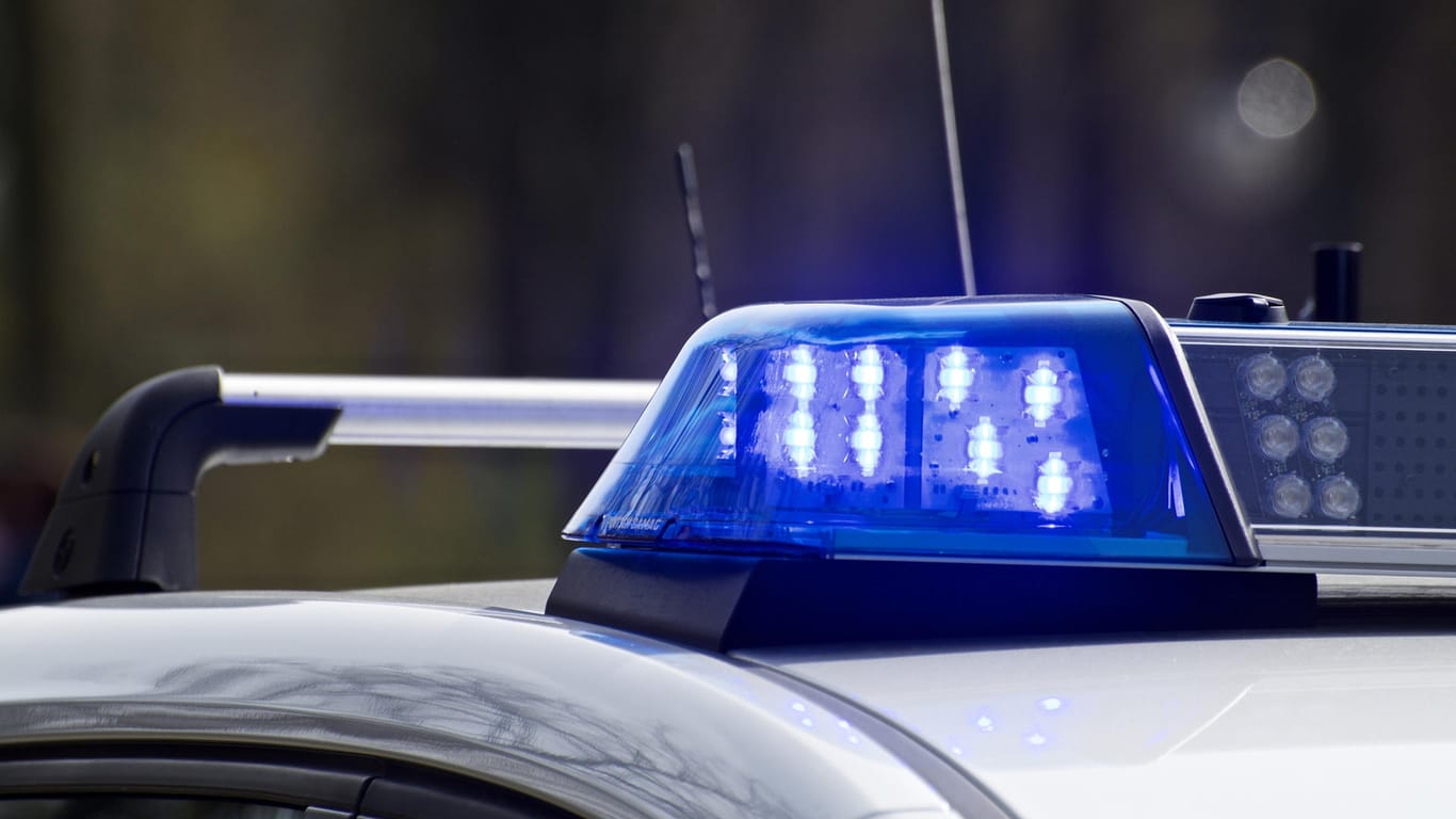 Blaulicht auf einem Polizeiwagen: Die Polizei in Cottbus fahndet nach einem 25-Jährigen. Der Mann soll der Fahrer eins Geländewagens sein, der in eine Menschengruppe gerast ist.