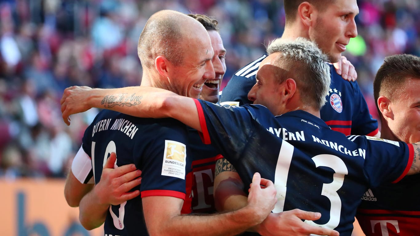 Freude beim FC Bayern: Arjen Robben (l.) erzielte das vorentscheidende 3:1 für die Münchner in Augsburg.