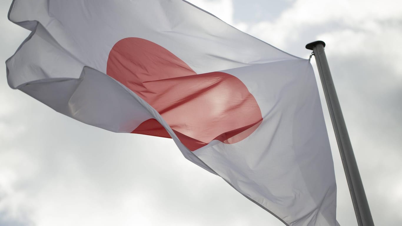 Die Japanische Nationalflagge: Ein 73-Jähriger Japaner soll 20 Jahre lang seinen psychisch kranken Sohn in einem Käfig gehalten haben. Der Mann wurde festgenommen und gestand.