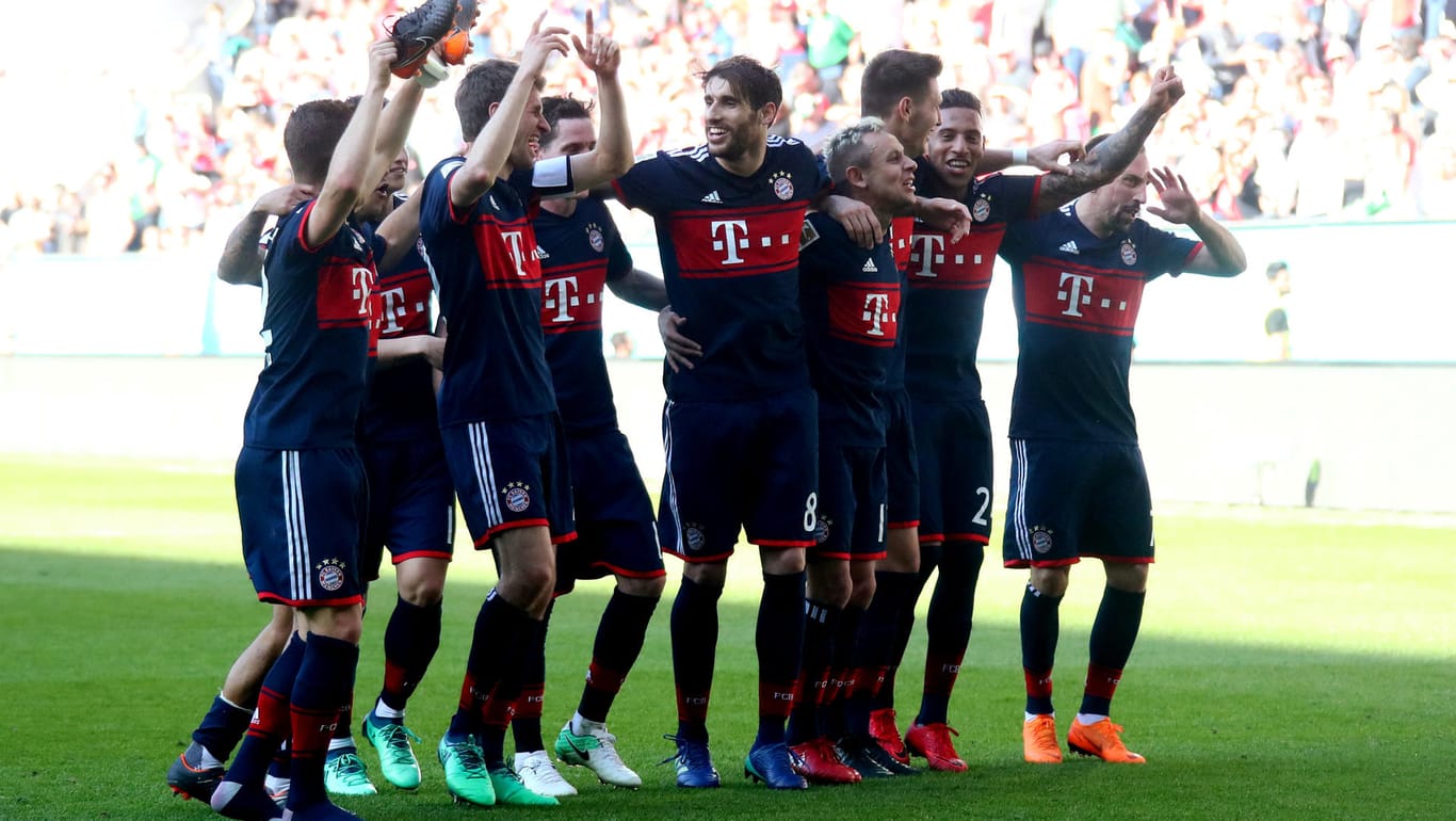 Jubel beim FC Bayern: Nach dem Schlusspfiff feierten die Bayern-Stars den Meistertitel eher verhalten.