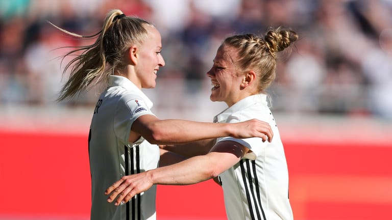 Jubel bei den DFB-Frauen: Lea Schüller (l.) und Leonie Maier feiern den Treffer zum zwischenzeitlichen 2:0 gegen Tschechien.