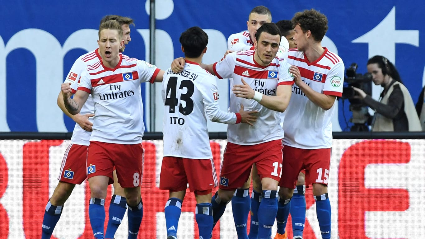 Die Spieler des Hamburger SV bejubeln den Treffer von Filip Kostic (zweiter von rechts).