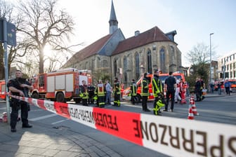 Teile der Innenstadt von Münster sind abgesperrt: In der Universitätsstadt sind am Samstag mehrere Menschen gestorben, als ein Auto in eine Menschenmenge fuhr.