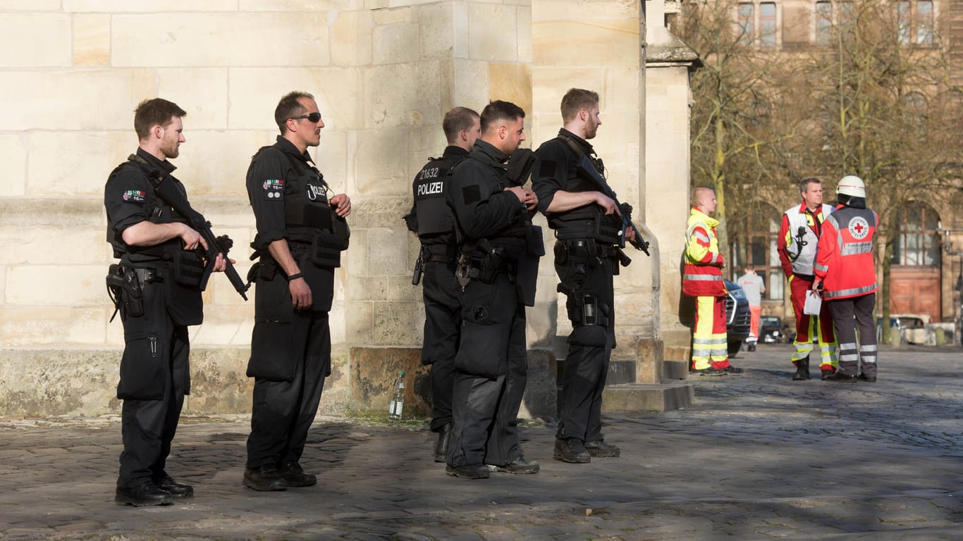 Nach tödlichen Zwischenfall in Münster: Bewaffnete Polizisten sichern die Innenstadt.