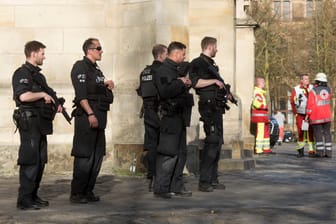 Nach tödlichen Zwischenfall in Münster: Bewaffnete Polizisten sichern die Innenstadt.
