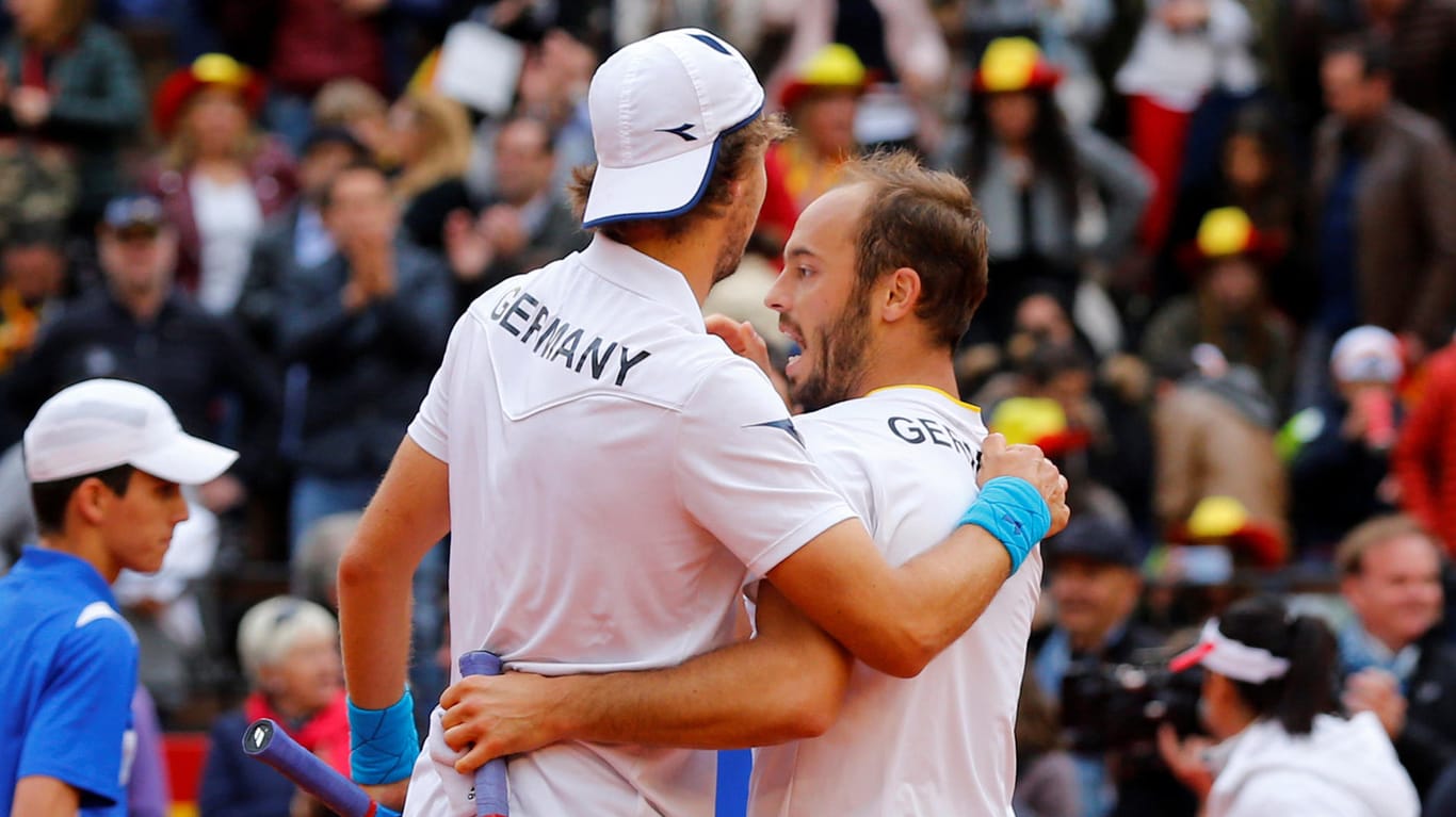 Freude bei Jan-Lennard Struff (l.) und Tim Pütz: Mit einem Fünf-Satz-Sieg brachte das Duo Deutschland im Davis-Cup-Viertelfinale in Führung.