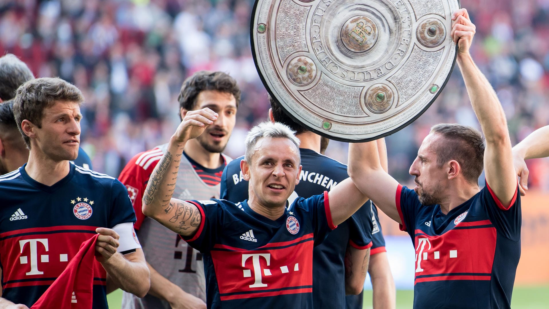 Die Bayern-Stars Rafinha (l.) und Ribéry (r.) mit Fake-Meisterschale: Mit einem Sieg in Augsburg machten die Münchner den 28. Meistertitel perfekt.