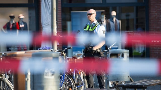 Bewaffnete Polizisten in der Innenstadt. Bewaffnete Polizisten in der Innenstadt.