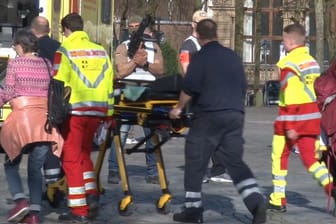 Rettungskräfte schieben eine Trage in der Innenstadt: In Münster sind am Samstag drei Menschen gestorben, als ein Kleintransporter in eine Menschenmenge fuhr.