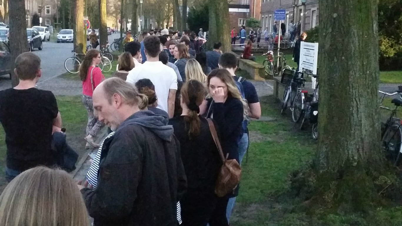 Geduldiges Warten: Menschen vor dem Gebäude der Uniklinik Münster, in dem Blut gespendet werden kann.