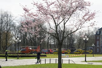 Rettungshubschrauber beim Botanischen Garten in Münster: Während Rettungskräfte die Verletzten des Attentats versorgen, genießen andere Menschen den beginnenden Frühling.
