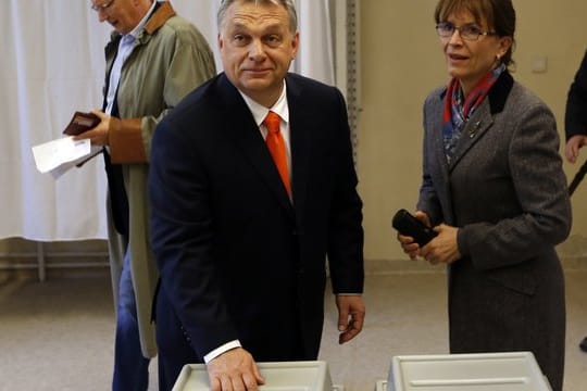 Ungarns amtierender Ministerpräsident Viktor Orban mit seiner Frau Aniko Levai bei der Stimmabgabe in Budapest.
