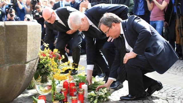 Münsters Oberbürgermeister Markus Lewe (CDU), Bundesinnenminister Horst Seehofer und der NRW-Ministerpräsident Armin Laschet legen vor dem Brunnen an der Gaststätte "Großer Kiepenkerl" in der Altstadt Blumen nieder. Münsters Oberbürgermeister Markus Lewe (CDU), Bundesinnenminister Horst Seehofer und der NRW-Ministerpräsident Armin Laschet legen vor dem Brunnen an der Gaststätte "Großer Kiepenkerl" in der Altstadt Blumen nieder.