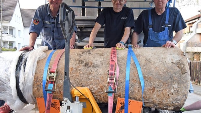 Die Kampfmittelräumer Rainer Woitschek, Karl-Heinz Clemens und Gerd Mathee stehen neben der entschärften Bombe. Die Kampfmittelräumer Rainer Woitschek, Karl-Heinz Clemens und Gerd Mathee stehen neben der entschärften Bombe.