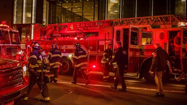 Feuerwehrleute stehen vor dem Trump Tower an der New Yorker 5th Avenue.