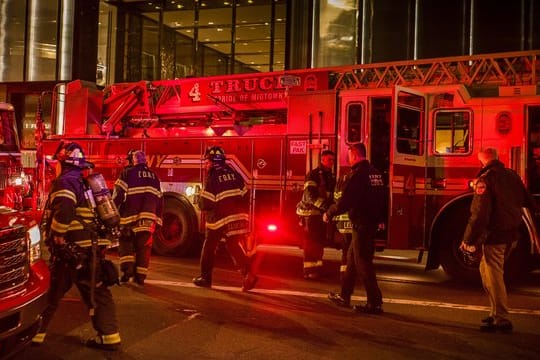 Feuerwehrleute stehen vor dem Trump Tower an der New Yorker 5th Avenue.