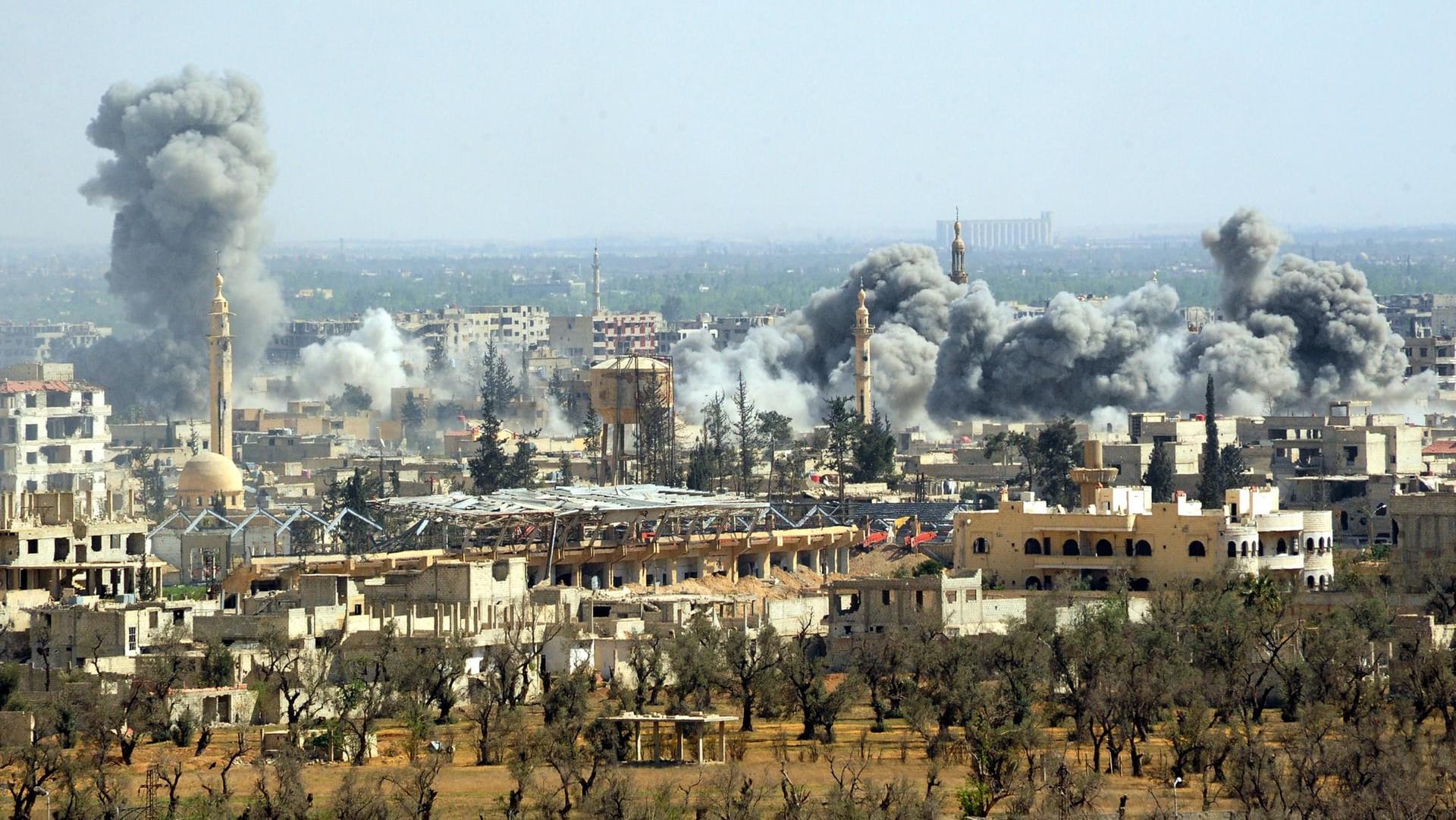 Rauch steigt nach dem Einschlag einer Rakete der syrischen Armee über Duma auf: Bei den Angriffen auf die Stadt in der Region Ost-Ghuta in Syrien sind Berichten zufolge viele Menschen getötet worden. Rauch steigt nach dem Einschlag einer Rakete der syrischen Armee über Duma auf: Bei den Angriffen auf die Stadt in der Region Ost-Ghuta in Syrien sind Berichten zufolge viele Menschen getötet worden.