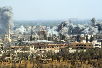 Rauch steigt nach dem Einschlag einer Rakete der syrischen Armee über Duma auf: Bei den Angriffen auf die Stadt in der Region Ost-Ghuta in Syrien sind Berichten zufolge viele Menschen getötet worden.
