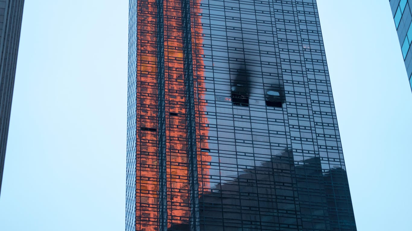 Zerstörte Fenster einer Wohnung im Trump Tower: Im 50. Stockwerk des Hochhauses an der New Yorker 5th Avenue war am Samstag ein Feuer ausgebrochen.
