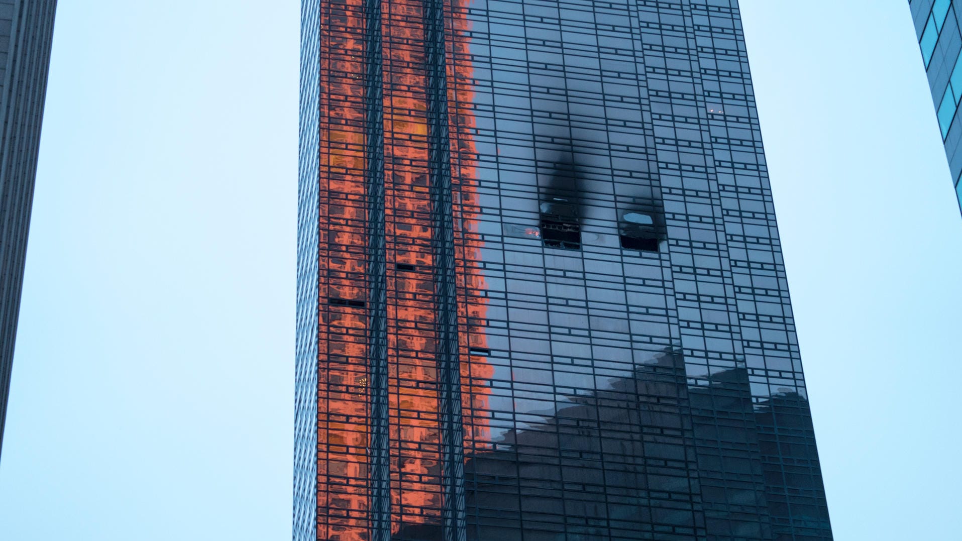 Zerstörte Fenster einer Wohnung im Trump Tower: Im 50. Stockwerk des Hochhauses an der New Yorker 5th Avenue war am Samstag ein Feuer ausgebrochen.