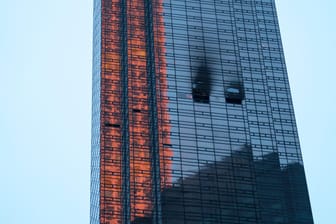 Zerstörte Fenster einer Wohnung im Trump Tower: Im 50. Stockwerk des Hochhauses an der New Yorker 5th Avenue war am Samstag ein Feuer ausgebrochen.
