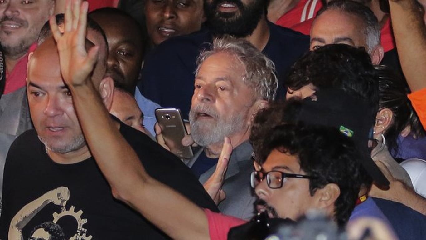 Der ehemalige Präsident Luiz Inacio Lula da Silva verlässt den Sitz der Metallarbeitergewerkschaft, um seine zwölfjährige Haftstrafe anzutreten.