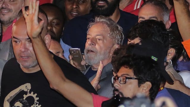 Der ehemalige Präsident Luiz Inacio Lula da Silva verlässt den Sitz der Metallarbeitergewerkschaft, um seine zwölfjährige Haftstrafe anzutreten. Der ehemalige Präsident Luiz Inacio Lula da Silva verlässt den Sitz der Metallarbeitergewerkschaft, um seine zwölfjährige Haftstrafe anzutreten.