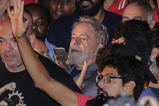 Der ehemalige Präsident Luiz Inacio Lula da Silva verlässt den Sitz der Metallarbeitergewerkschaft, um seine zwölfjährige Haftstrafe anzutreten.