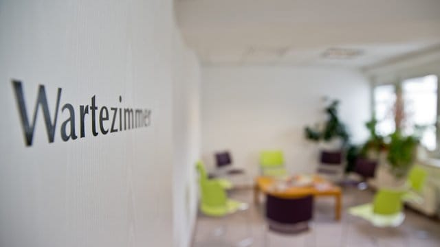 Die schwarz-rote Koalition will die Sprechzeiten für Kassenpatienten von bisher 20 auf 25 Stunde pro Woche ausweiten. Die schwarz-rote Koalition will die Sprechzeiten für Kassenpatienten von bisher 20 auf 25 Stunde pro Woche ausweiten.