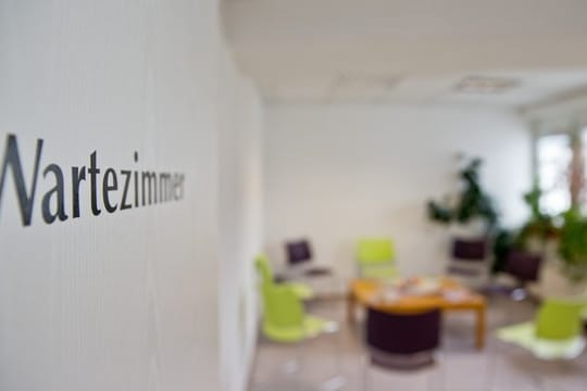 Die schwarz-rote Koalition will die Sprechzeiten für Kassenpatienten von bisher 20 auf 25 Stunde pro Woche ausweiten.
