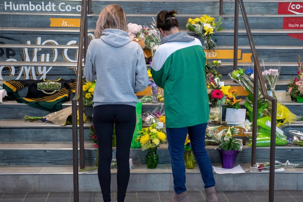 Trauernde legen Blumen vor der heimischen Halle der Humboldt Broncos in Kanada ab: 15 Menschen starben, als ein Sattelschlepper auf einer Landstraße mit dem Mannschaftsbus zusammenstieß.