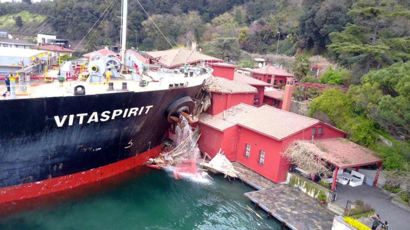 Schiffsunfall am Bosporus: Ein Frachtschiff ist in eine unbewohnte Villa am Ufer des Bosporus gekracht.