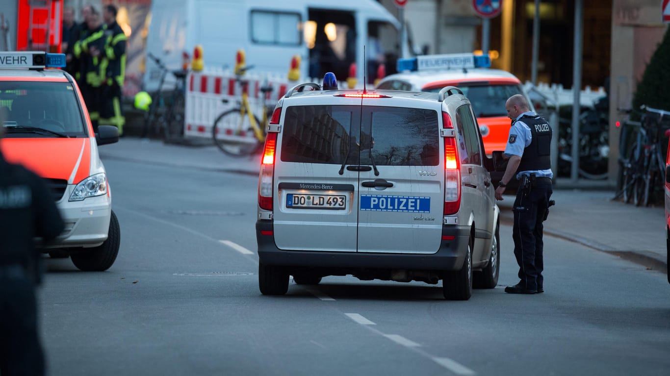 Polizisten und Rettungskräfte im Einsatz in Münster: Nach der Amokfahrt meldeten sich einige AfD-Politiker mit hetzerischen Tweets zu Wort.