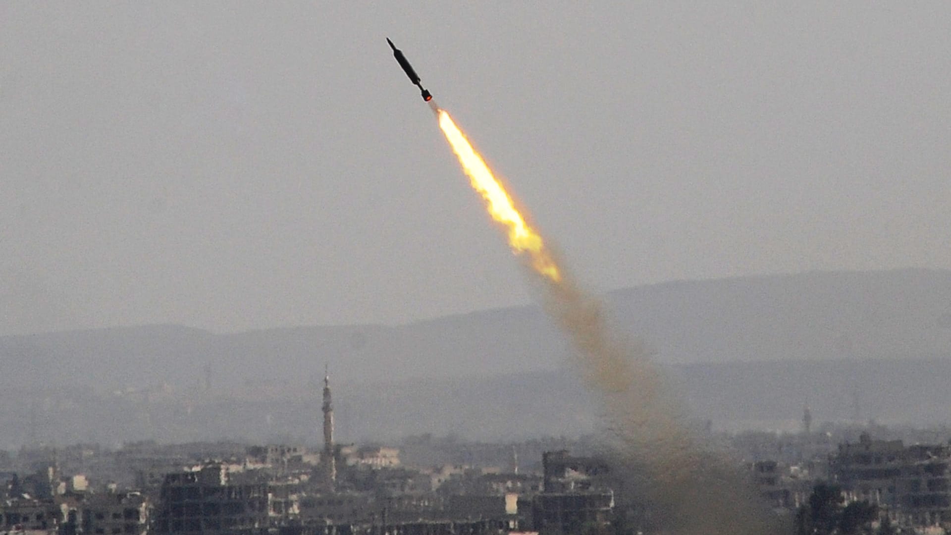 Eine Rakete der syrischen Armee über Ost-Ghuta: Das syrische Regime hat die Region inzwischen weitgehend von den Rebellen zurückerobert.