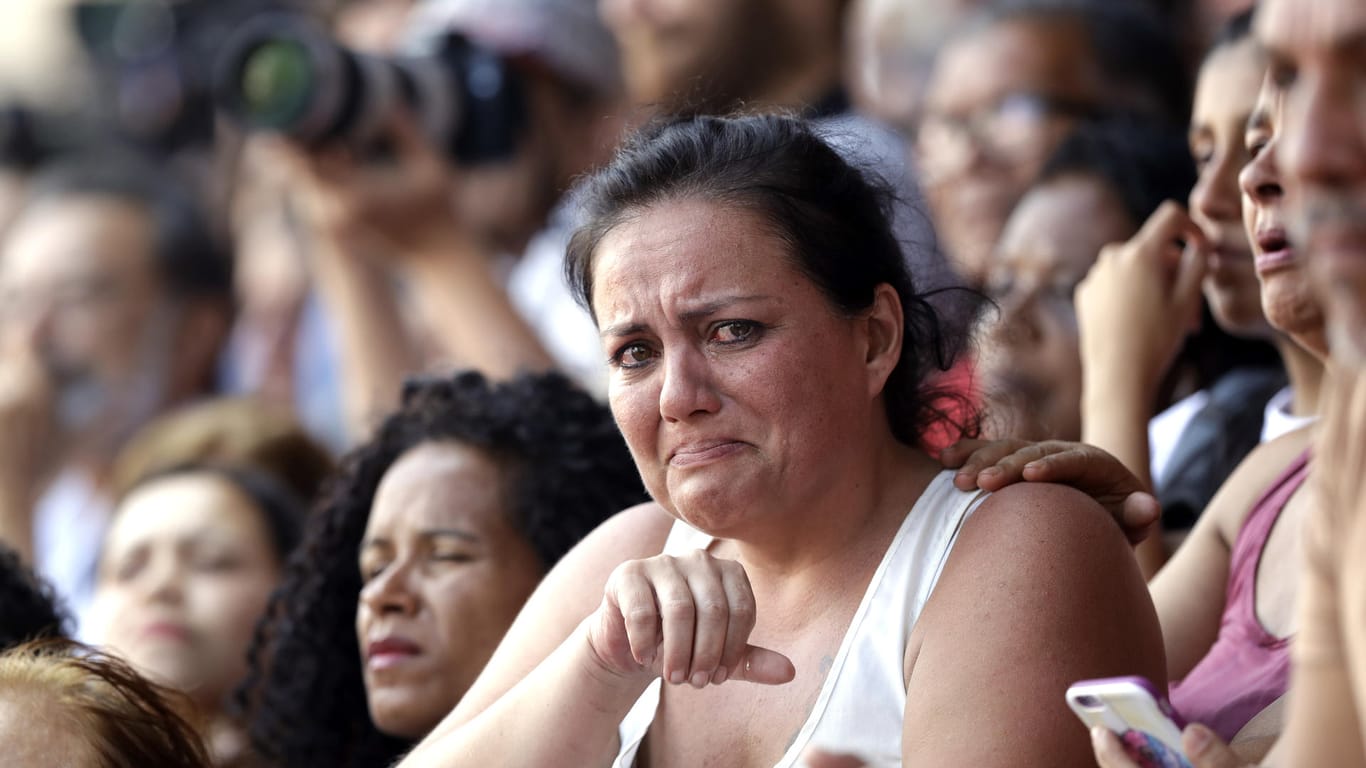 Ex-Präsident Lula bei Metall-Gewerkschaft: Eine Anhängerin von Lula weint, während der Ex-Präsident von Brasilien vor der Zentrale der Metallarbeiter-Gewerkschaft vor dem Haftantritt seinen letzten öffentlichen Auftritt hat.