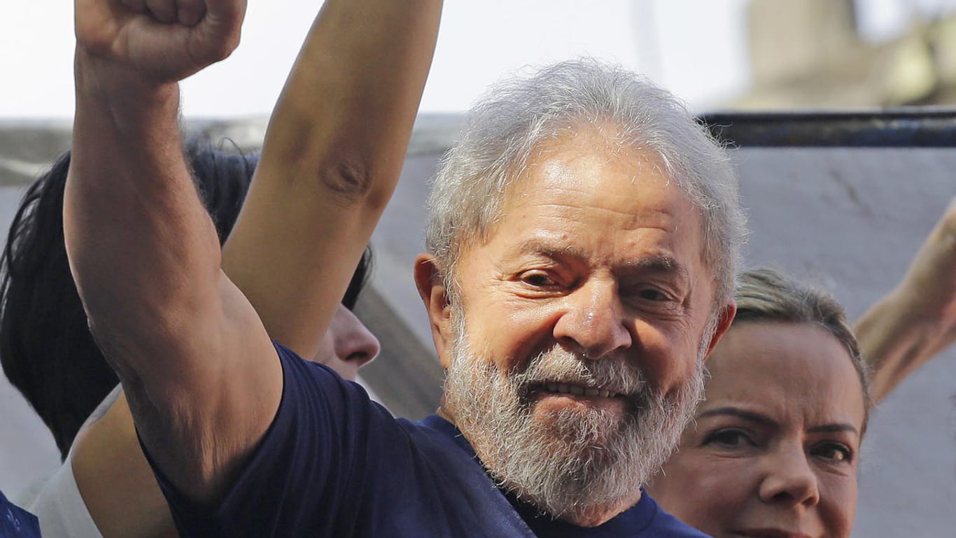 Ex-Präsident von Brasilien Lula bei Metall-Gewerkschaft: Kurz vor seinem Haftantritt hält Lula noch eine kämpferische Rede.Ex-Präsident von Brasilien Lula bei Metall-Gewerkschaft: Kurz vor seinem Haftantritt hält Lula noch eine kämpferische Rede.