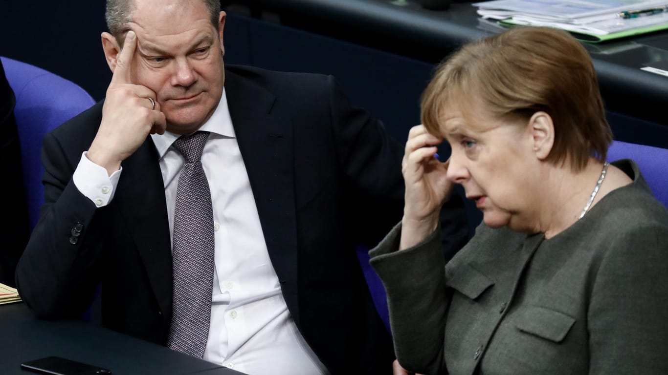 SPD-Vorsitzender Olaf Scholz und CDU-Chefin Angela Merkel: Es kracht in der großen Koalition.