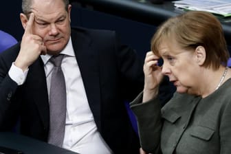 SPD-Vorsitzender Olaf Scholz und CDU-Chefin Angela Merkel: Es kracht in der großen Koalition.