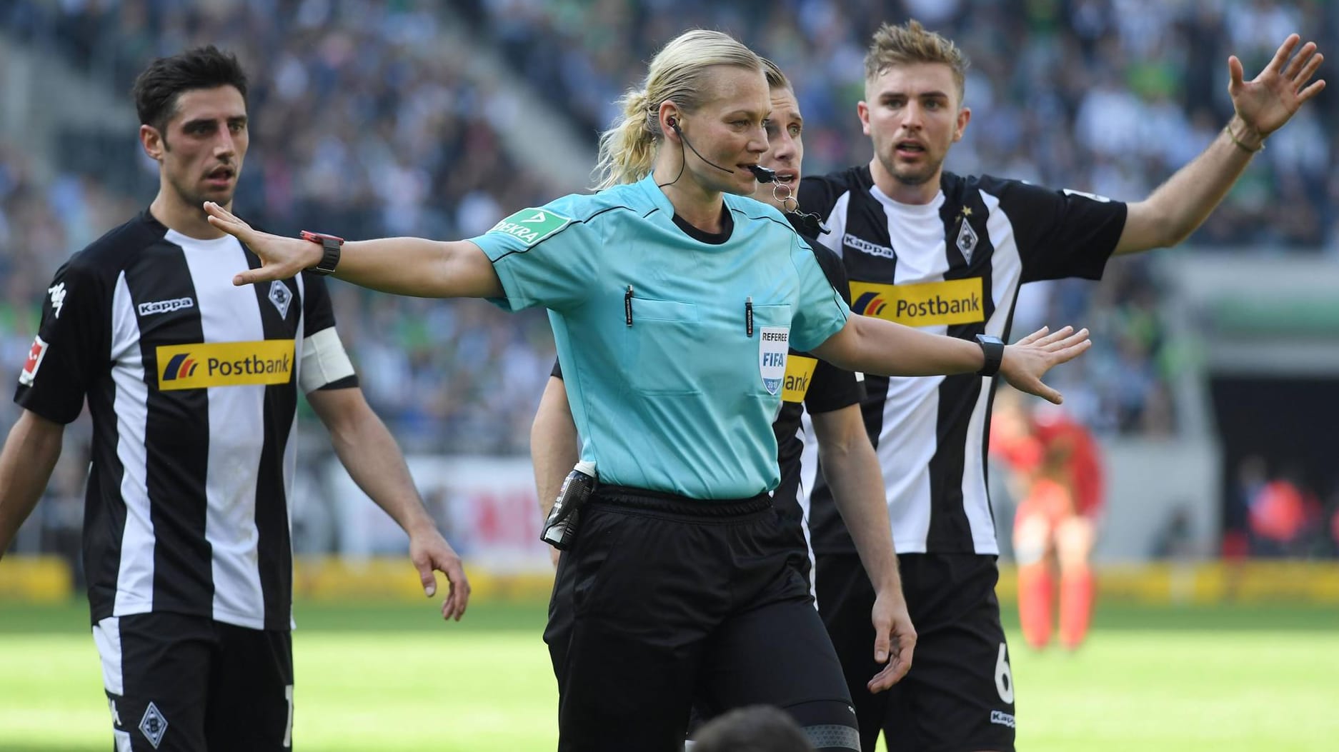 Steinhaus (m.) im Spiel der Gladbacher gegen Hertha BSC.
