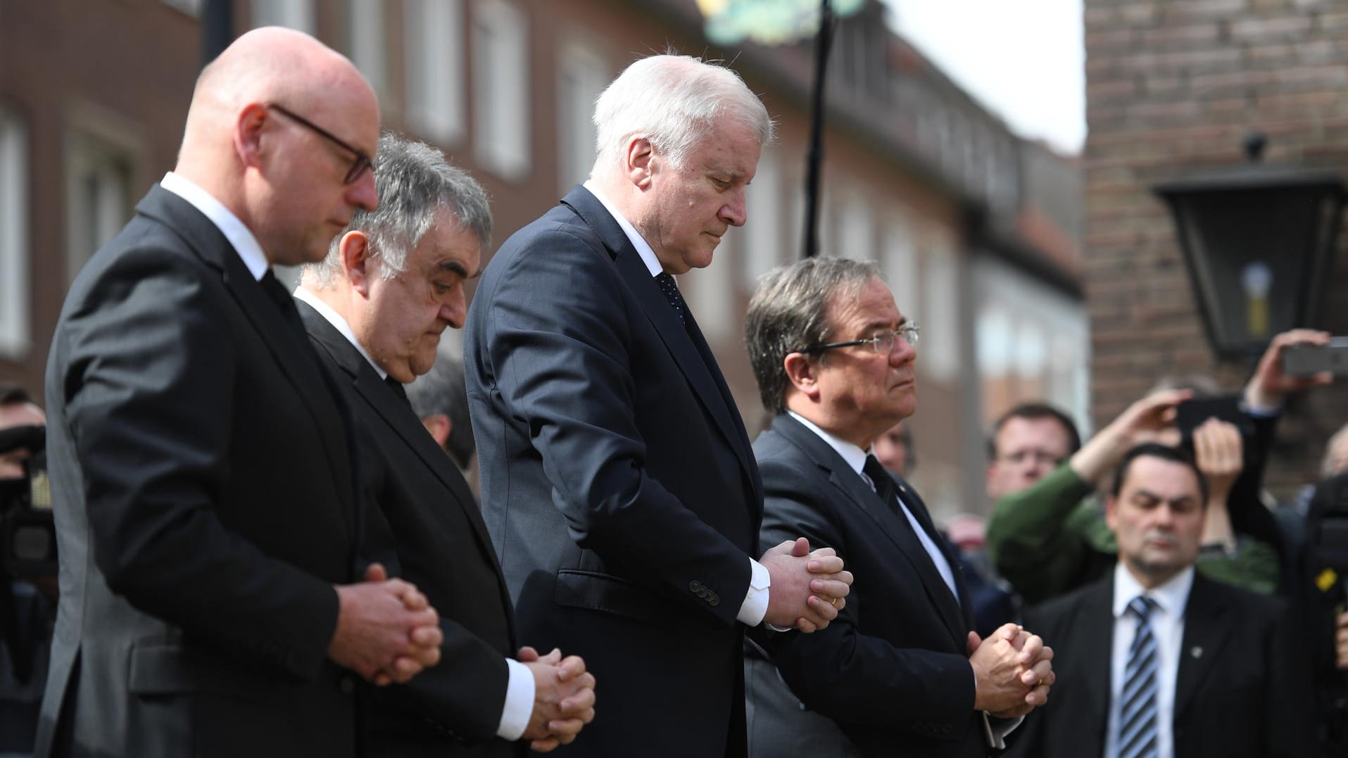 Münsters OB Markus Lewe (CDU), Herbert Reul (CDU), Innenminister in Nordrhein-Westfalen, Horst Seehofer (,CSU, Bundesinnenminister, und Armin Laschet (CDU), Ministerpräsident von Nordrhein-Westfalen, gedenken der Opfer der Amokfahrt von Münster.